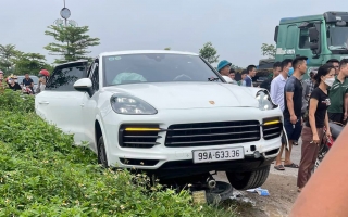 Ảnh TNGT: Va chạm mạnh, xe máy chui tọt vào gầm Porsche Cayenne